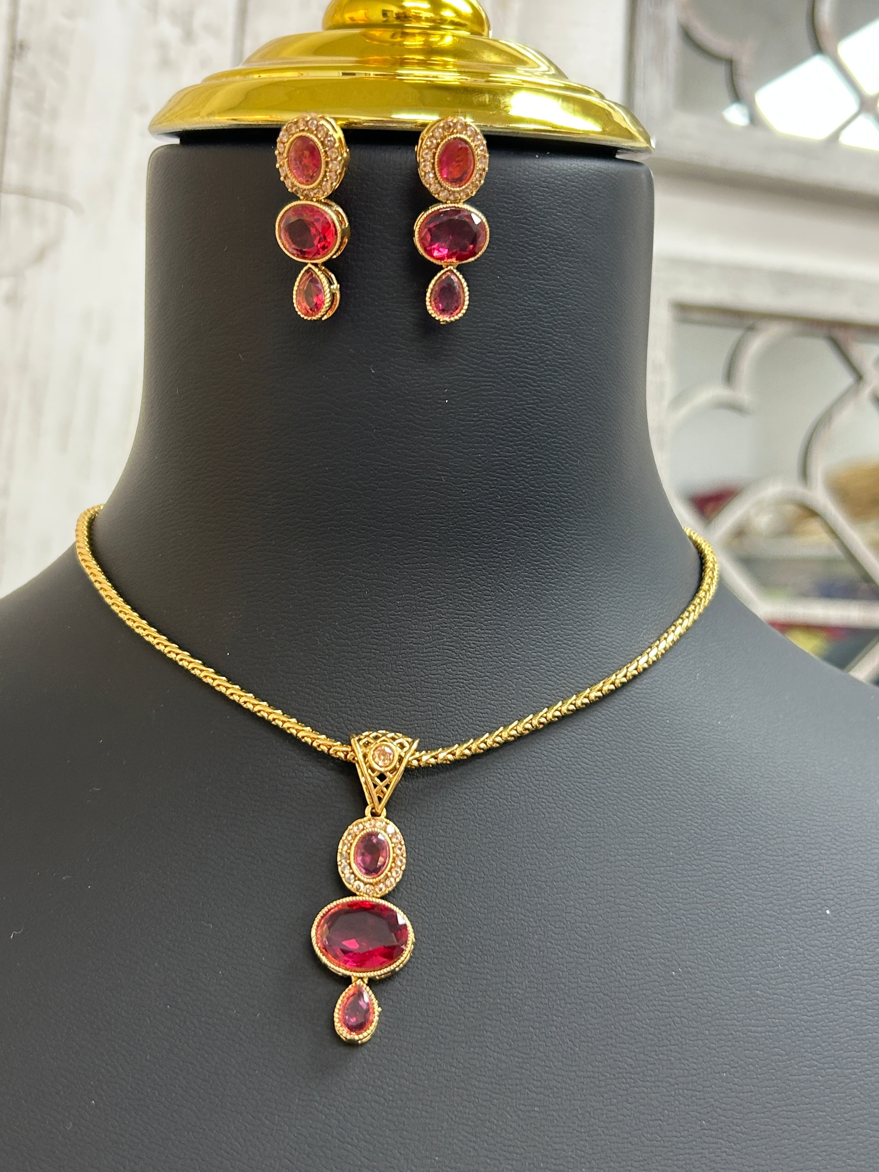Pendant necklace set by Kurti Connection USA