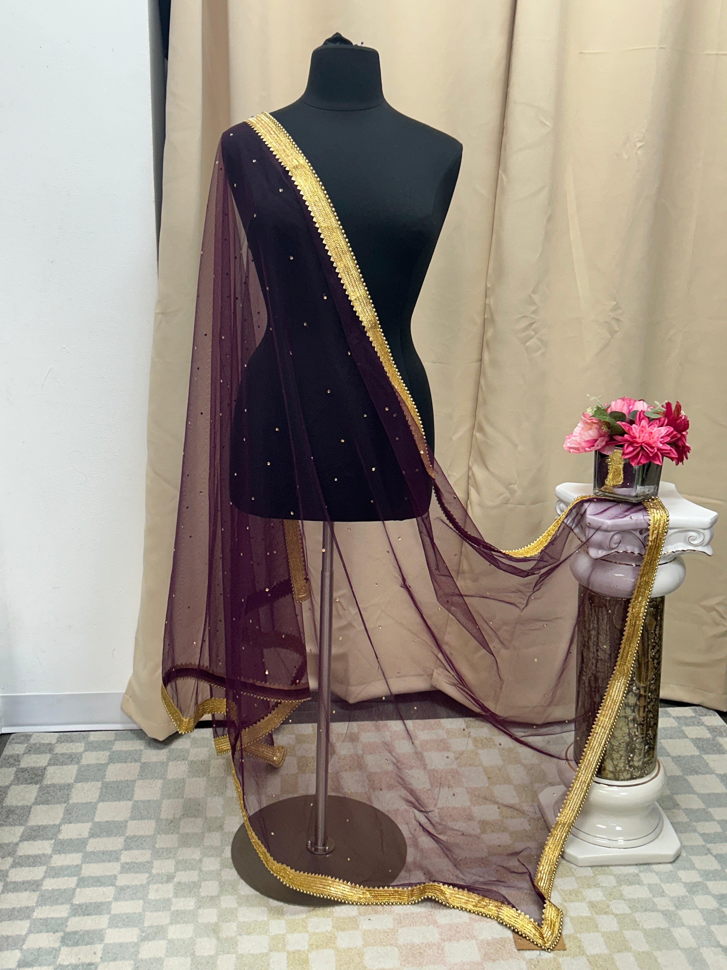 Wine Net duppata gold border